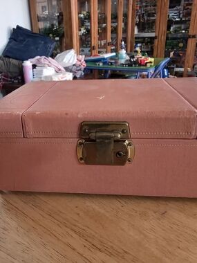 Vintage Pink Jewelry Storage Box That Plays Music with Brass Latch